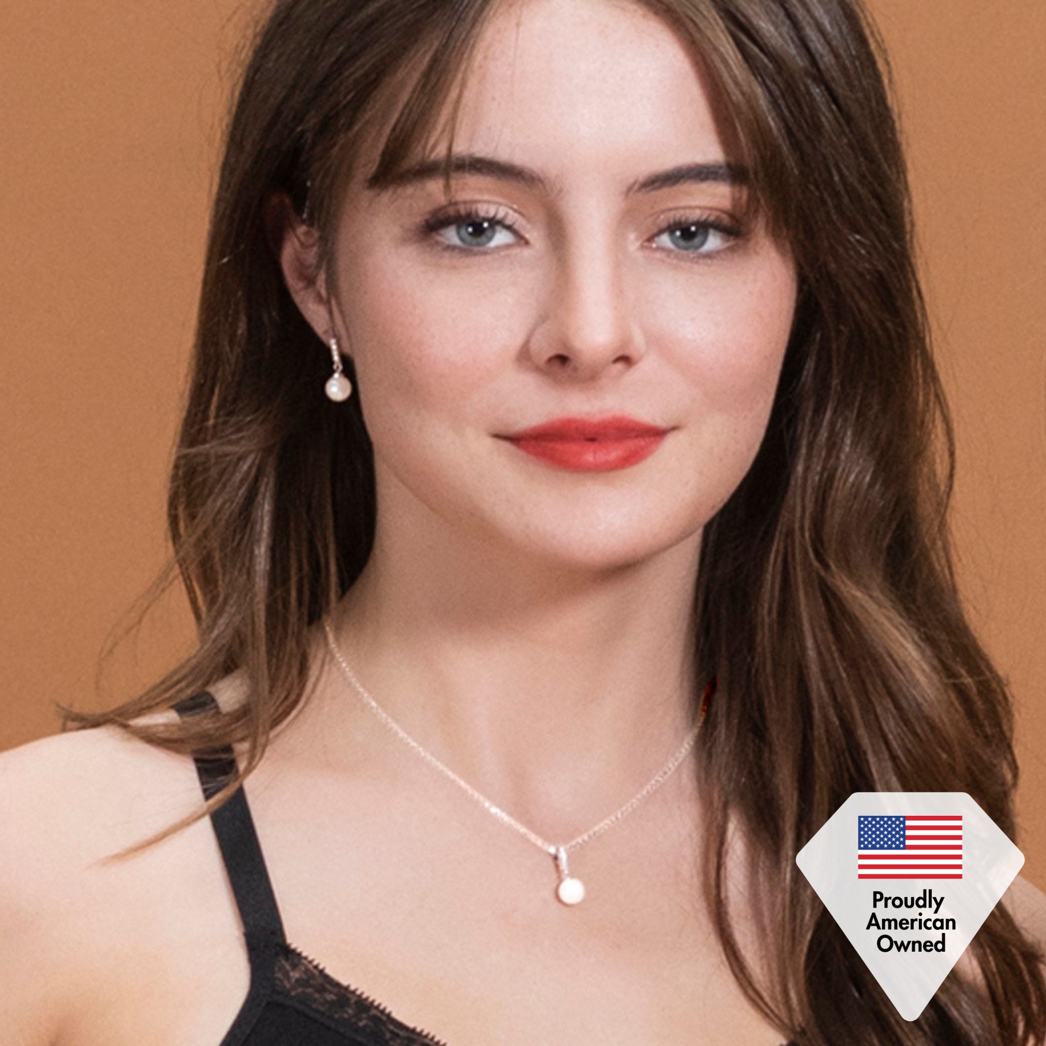 Gabrielle 18k 白金镀施华洛世奇水晶珍珠吊式耳环和项链首饰套装