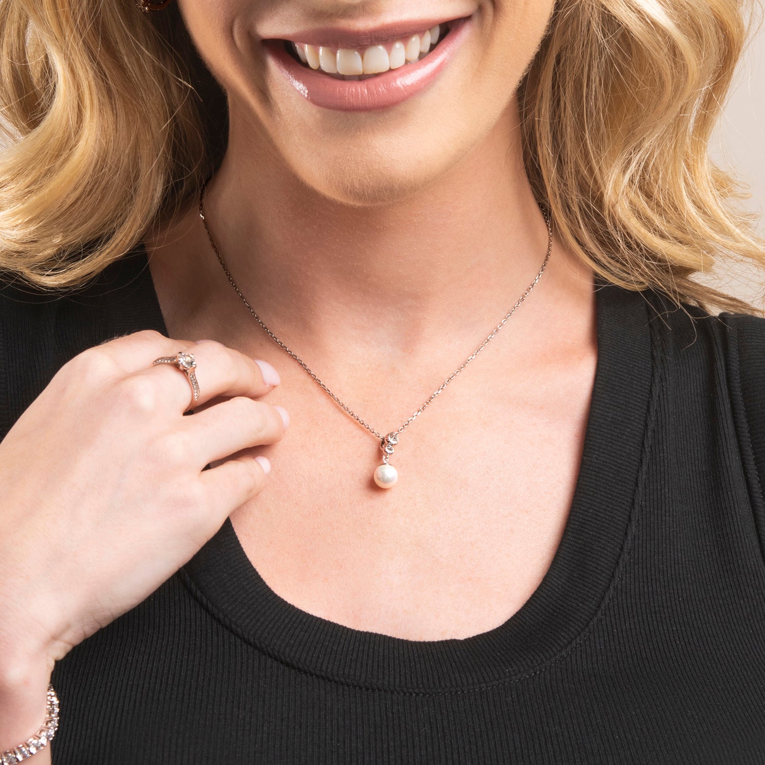 Genevieve “Sweet Pearl”18k 白金镀金吊坠项链,镶有施华洛世奇水晶