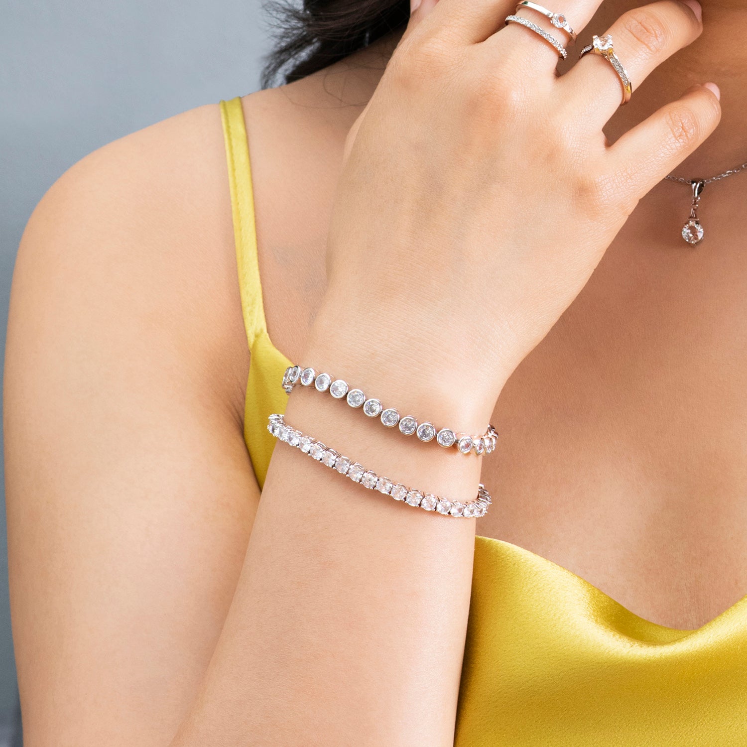 Joelle 18k 镀白金网球手链,带仿方晶锆石晶体