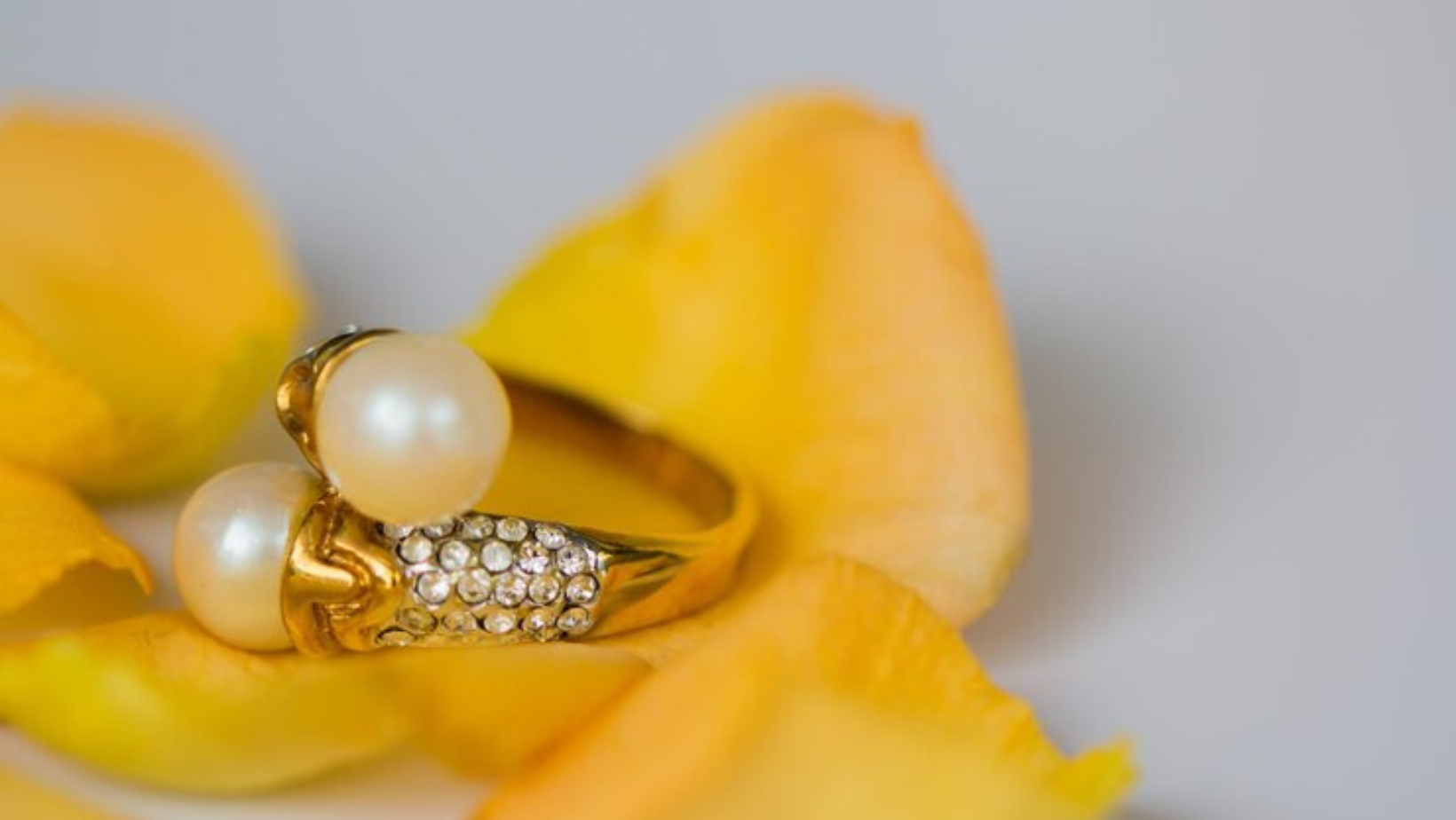 Decoding the Allure: White Gold vs. Yellow Gold Jewelry Preferences