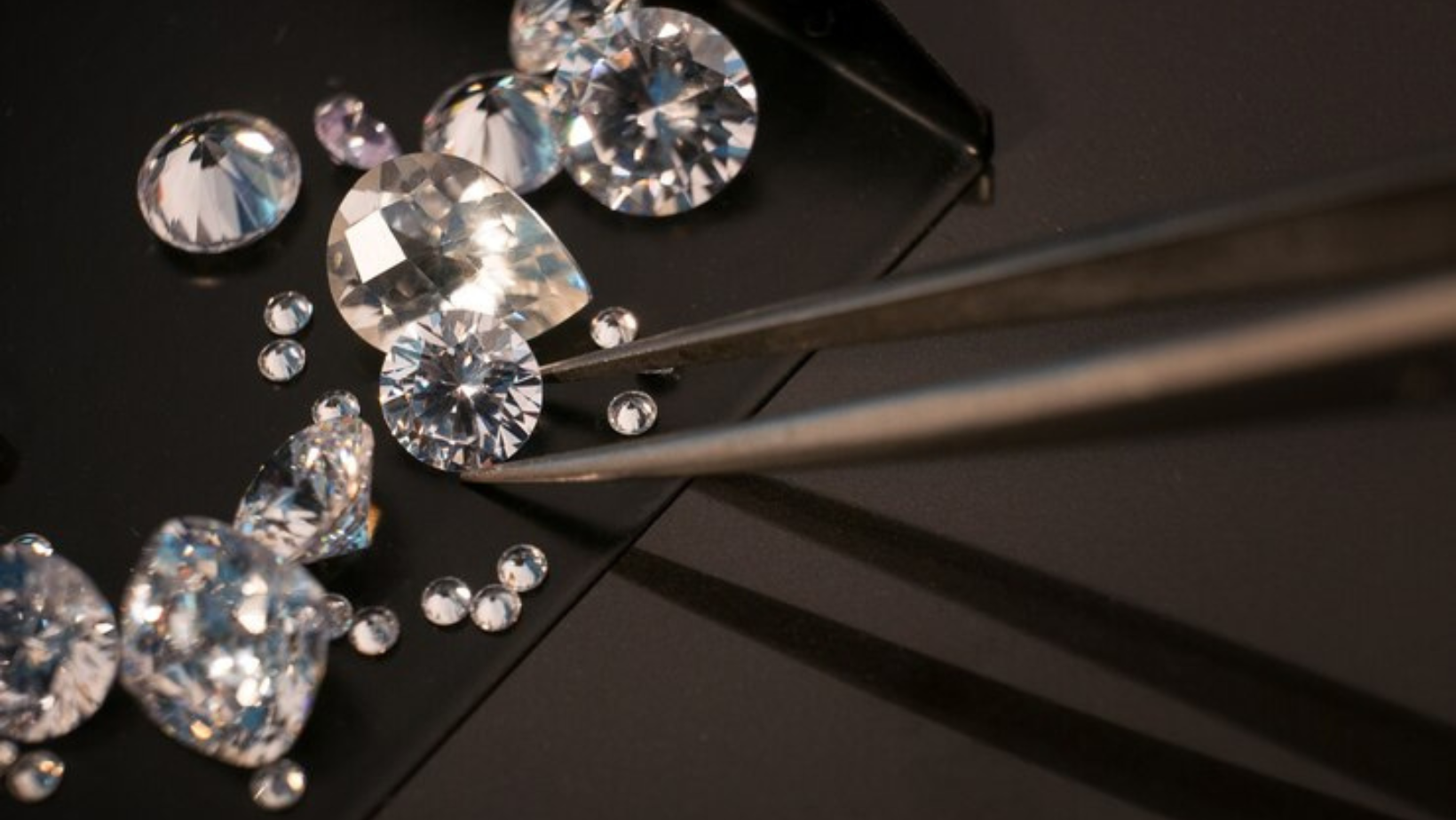 Diamonds Demystified: Understanding the 4 C's of Diamond Quality