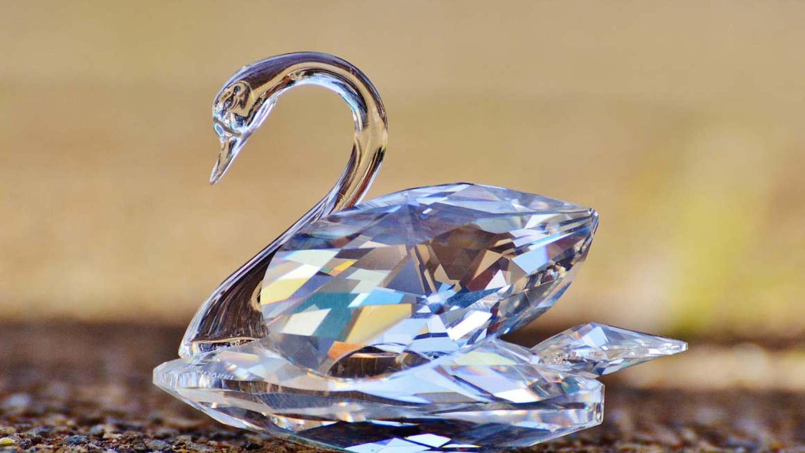Swarovski: A Legacy of Elegance and Significance 1 Swarovski Elements: Exploring the Versatility of Crystal Jewelry