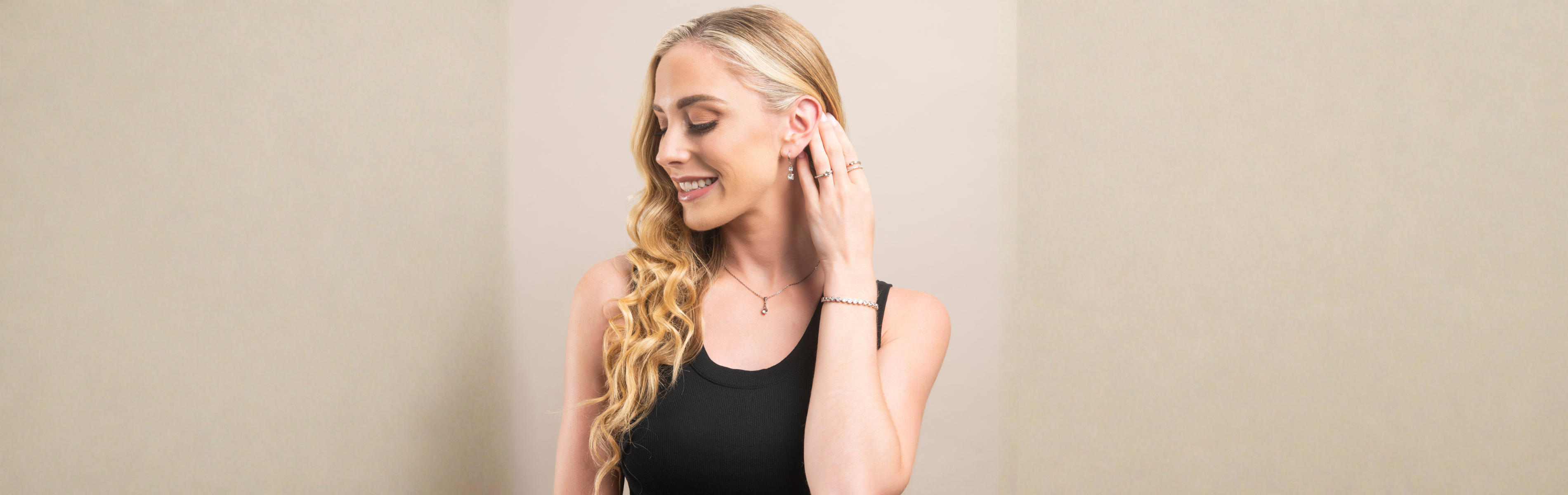 Glamorous white gold necklace featuring sparkling crystal accents, perfect for everyday elegance and gifting excitement