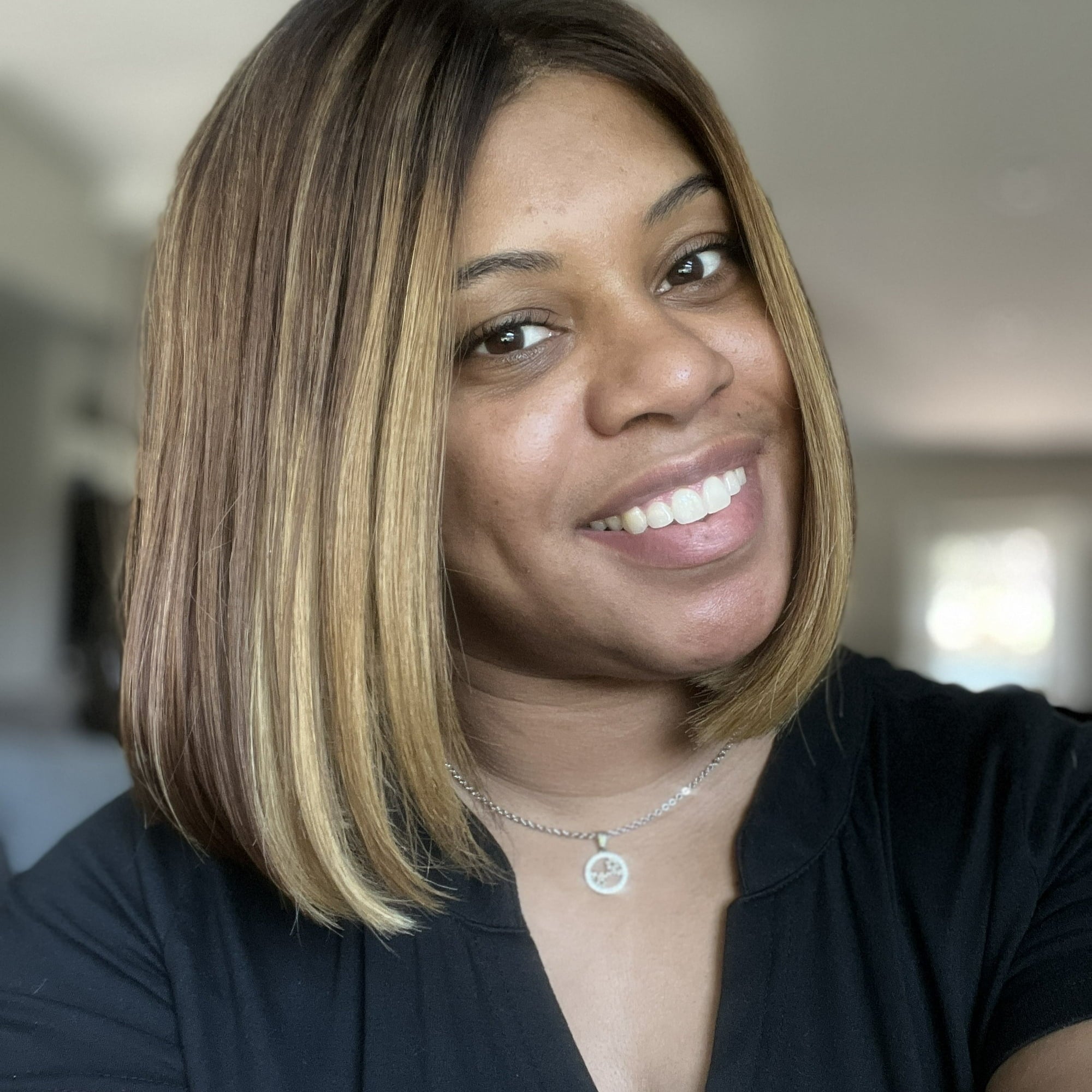 Willa 18k White Gold Plated Circle Mama Necklace with Swarovski Crystals & Heartfelt Message for Mom