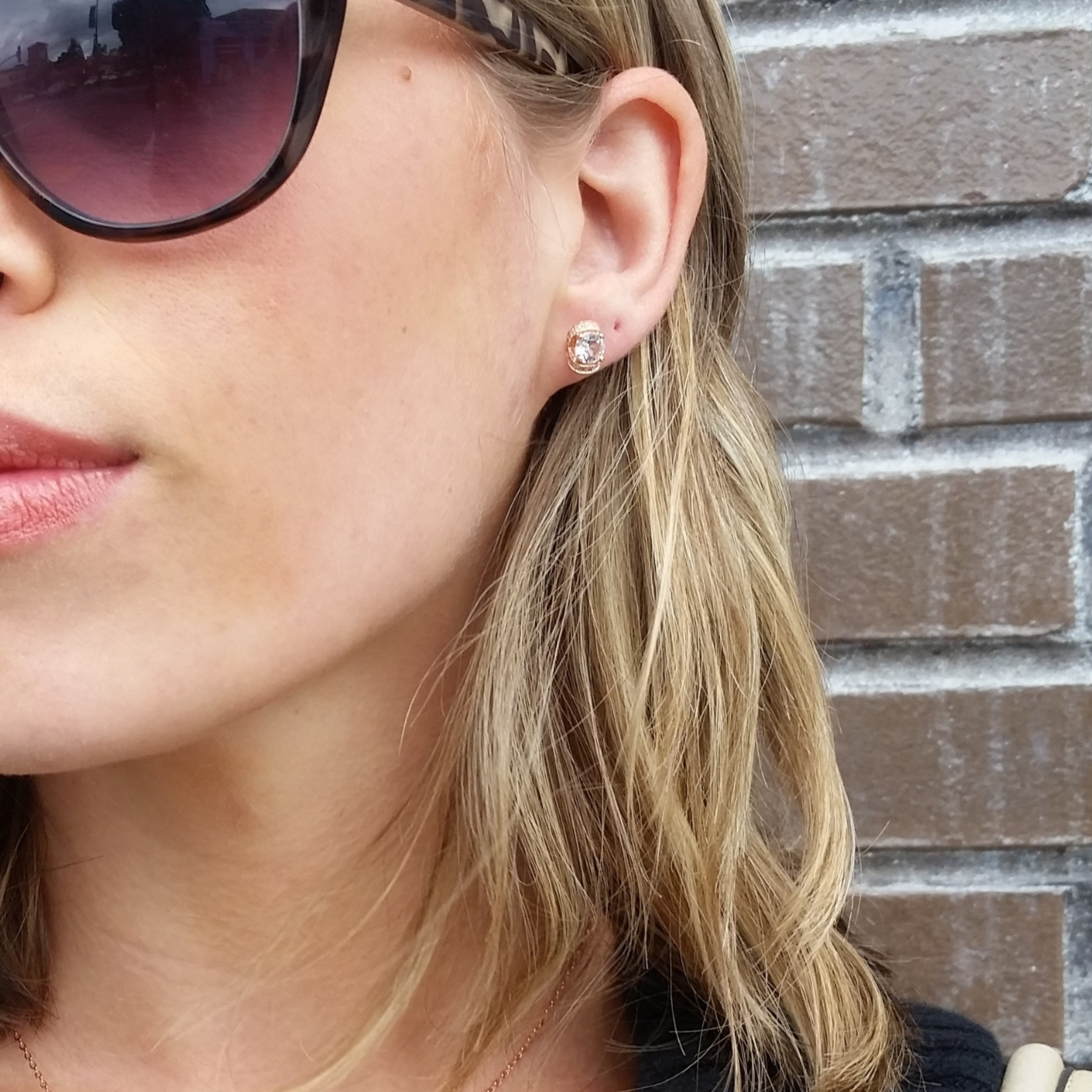 Aretes Astrid chapados en oro blanco de 18 k con cristales de diamantes de imitación