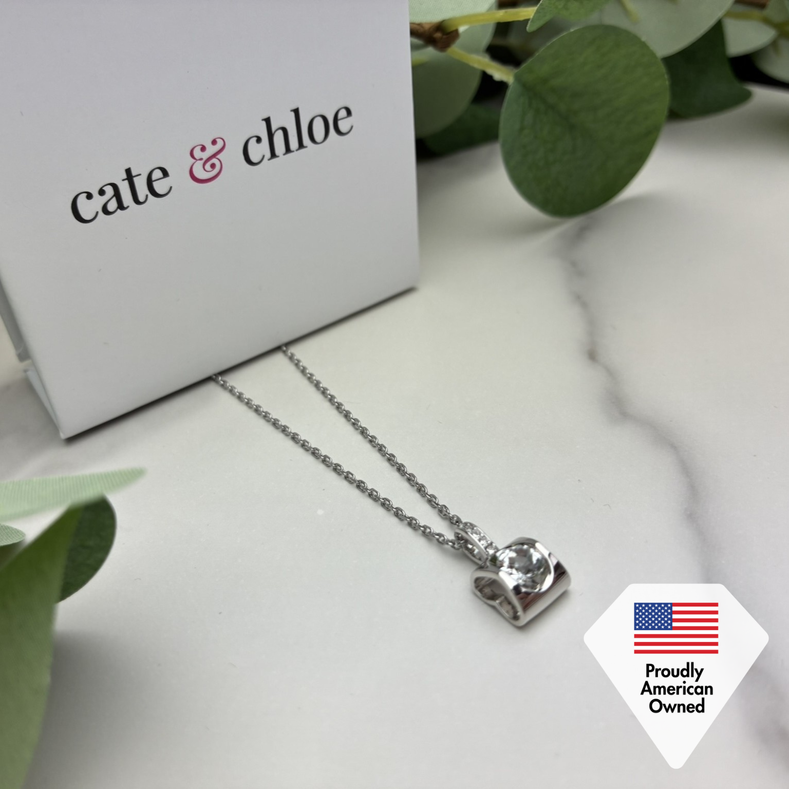 Billie 18k 白金吊坠项链配圆形切割水晶