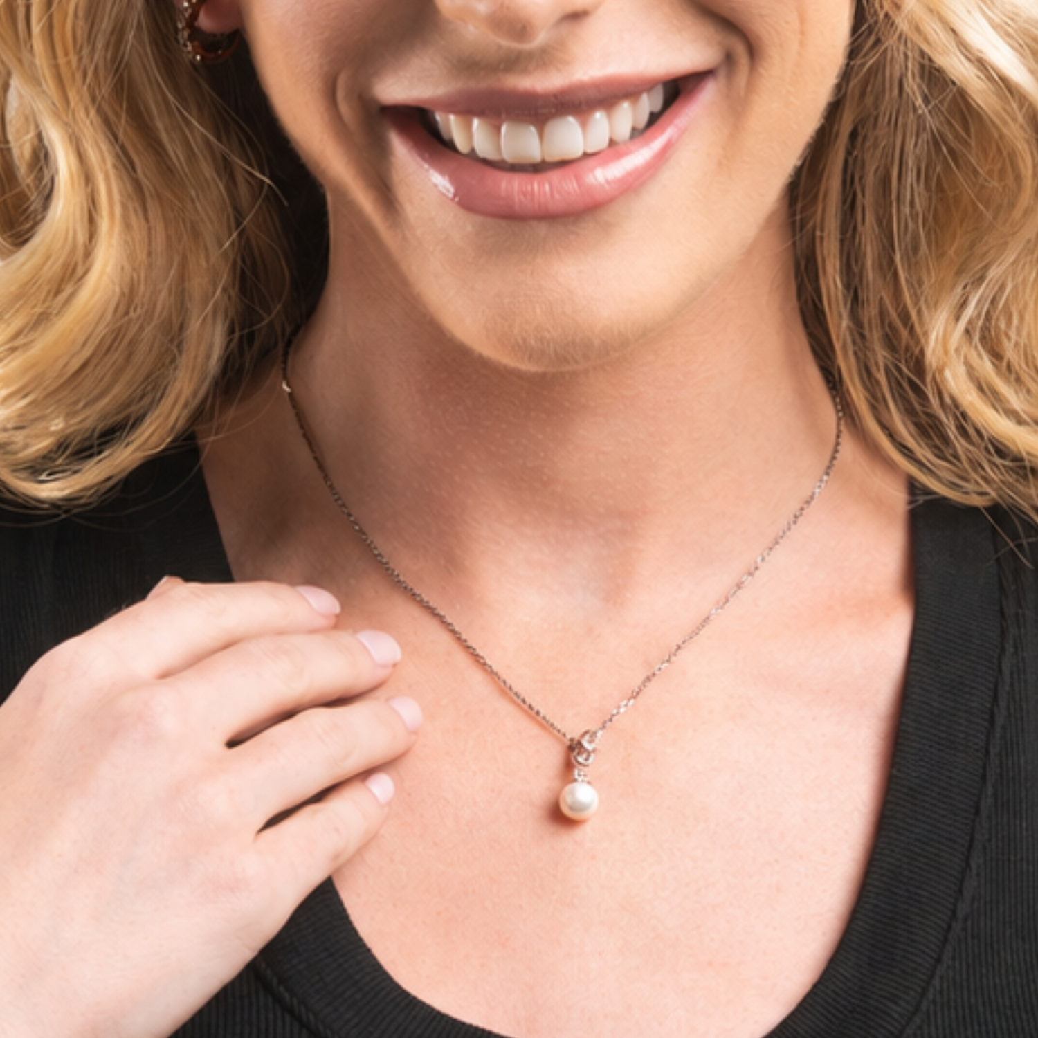 Collar con colgante chapado en oro blanco de 18 quilates "Sweet Pearl" de Genevieve con cristales Swarovski