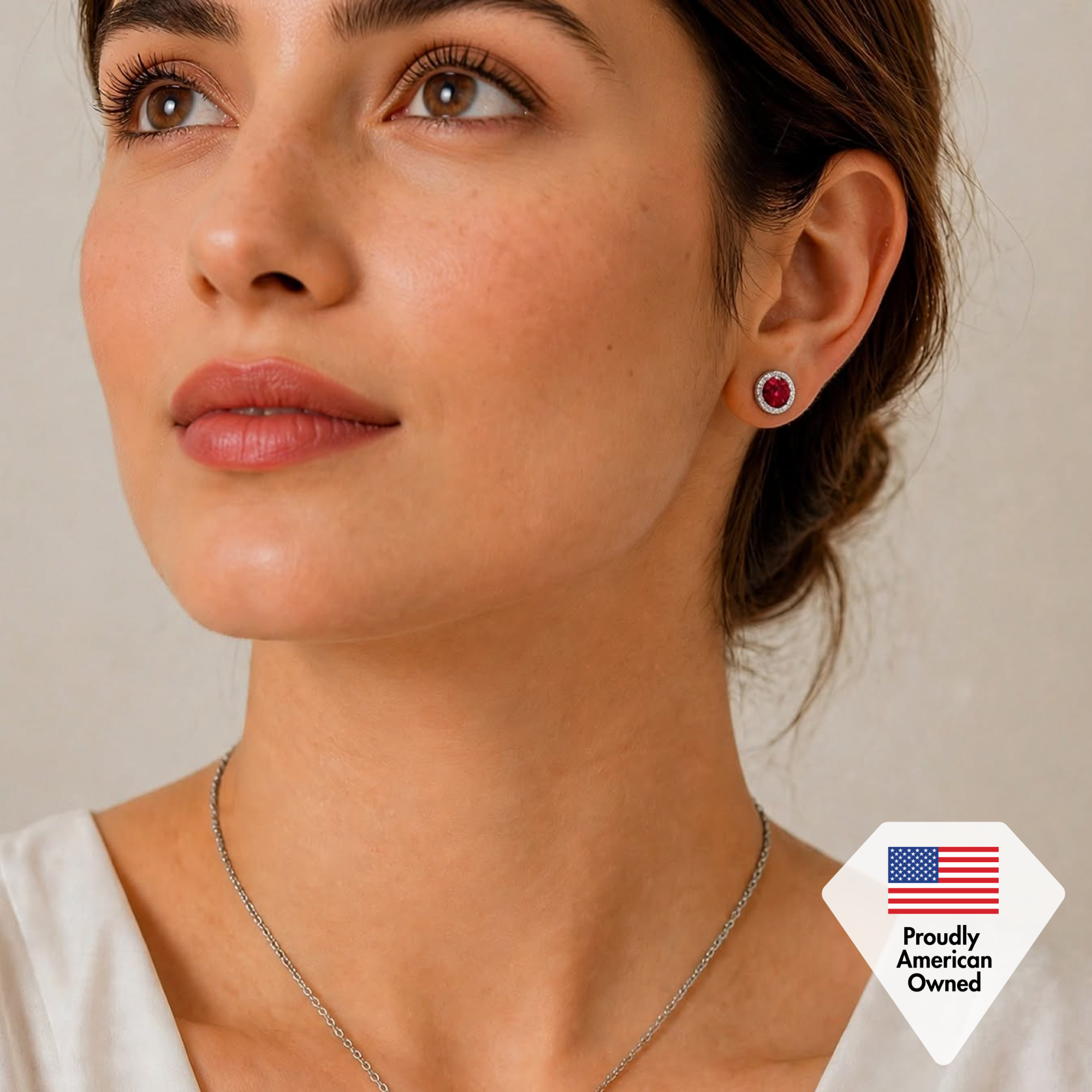 Aretes con halo de piedra natal chapado en oro blanco real de 18 k y cristales de talla redonda