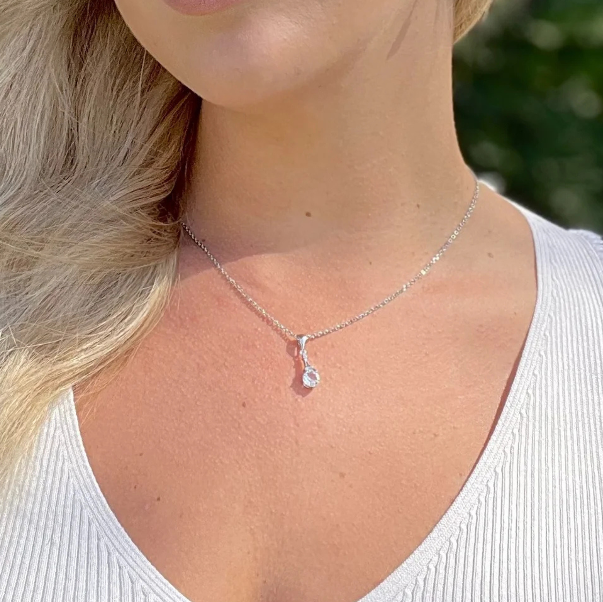 Isla 18k 白金镀金圆形水晶吊坠项链