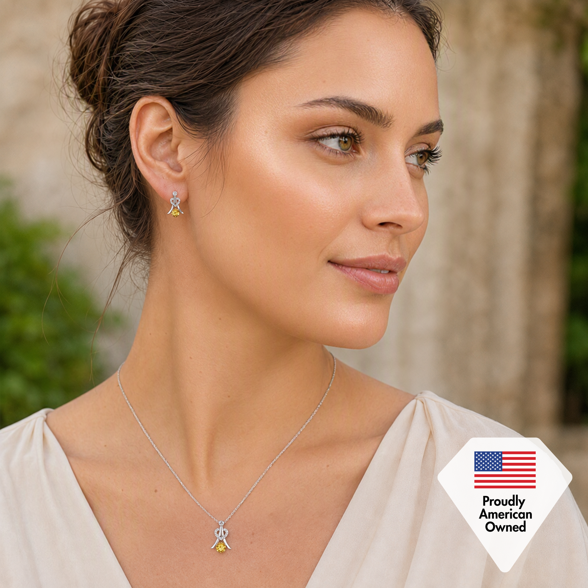 Collar con piedra natal Serenity chapado en oro blanco de 18 k con cristales de talla redonda
